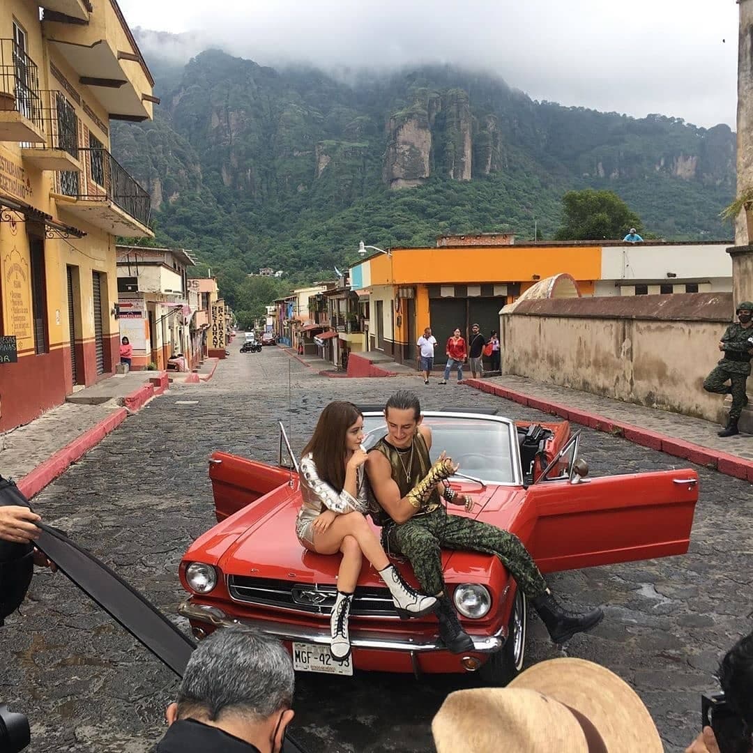 Emilio Osorio y Karol Sevilla muestran gran química con su nueva canción ‘Coro de amor’