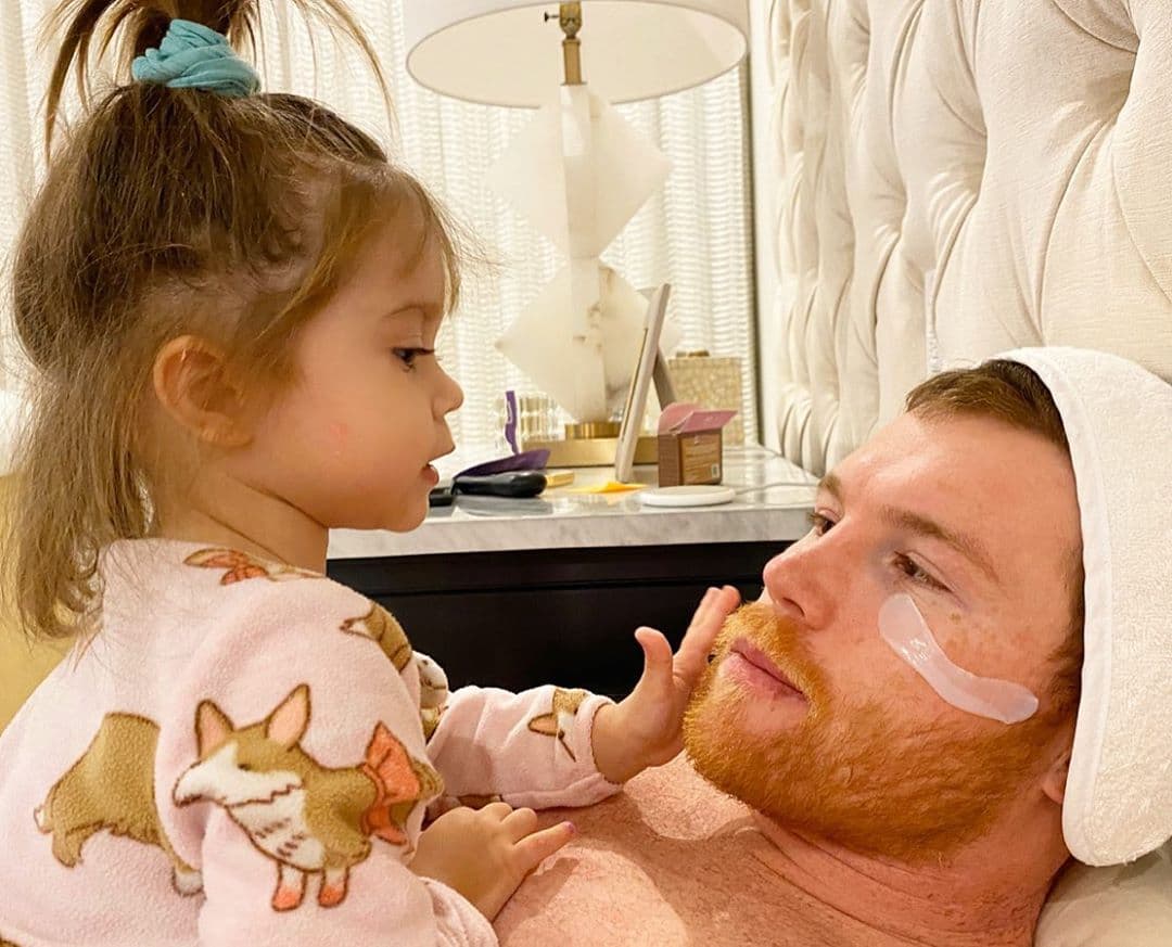 Cada que aparece en las redes sociales de sus papás, María Fernanda se roba la atención de los millones de seguidores que Saúl ‘El Canelo’ Álvarez y Fernanda Gómez suman en Instagram, donde hace unos días, la pequeña enterneció con la dulce mirada que le dedicó al orgulloso papá.