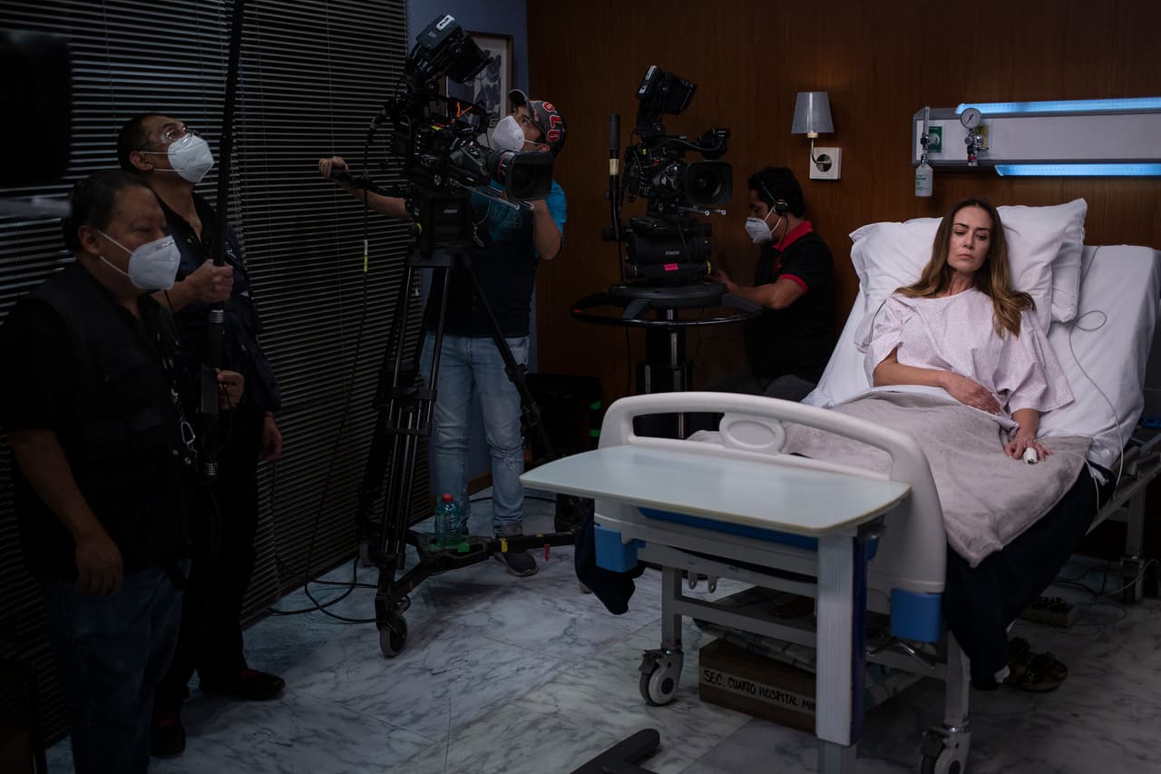 Aquí vemos al equipo de producción alistar detalles para grabar esta impactante secuencia de la telenovela.