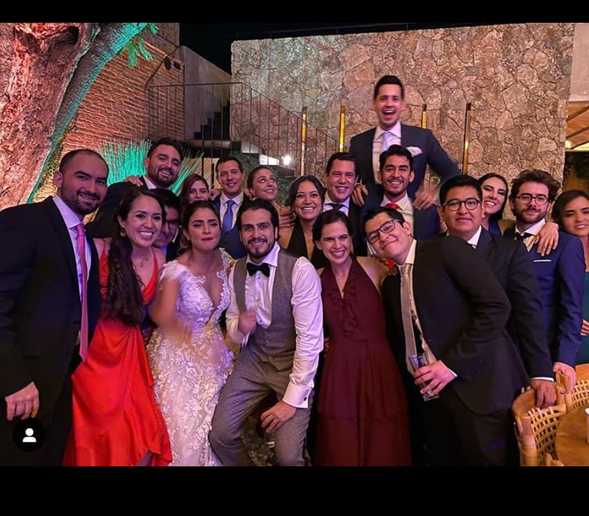 Mientras que Claudia usó un bello vestido blanco, Andrés optó por un traje claro y algo moderno más moderno que el de los novios tradicionales, combinando el gris, negro y blanco para esa fecha especial.