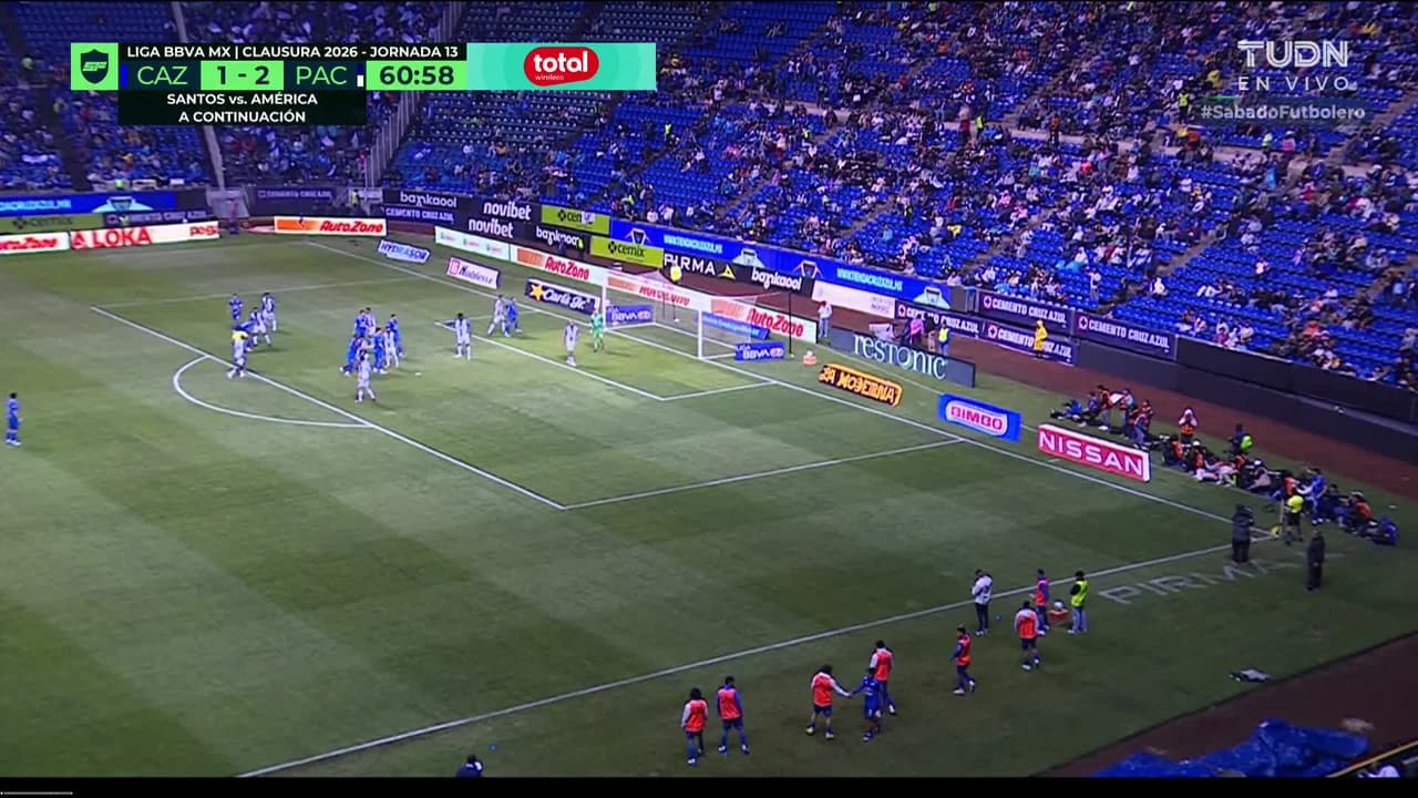 ¡CERCA! Nicolás Ibáñez disparó que se estrella en el poste.