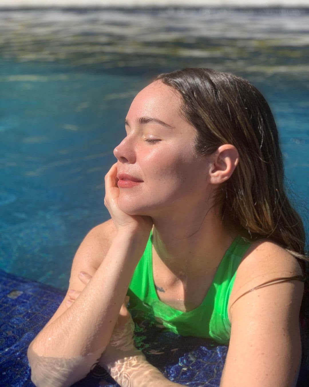 Camila Sodi luce elegante traje de baño rojo en tendencia