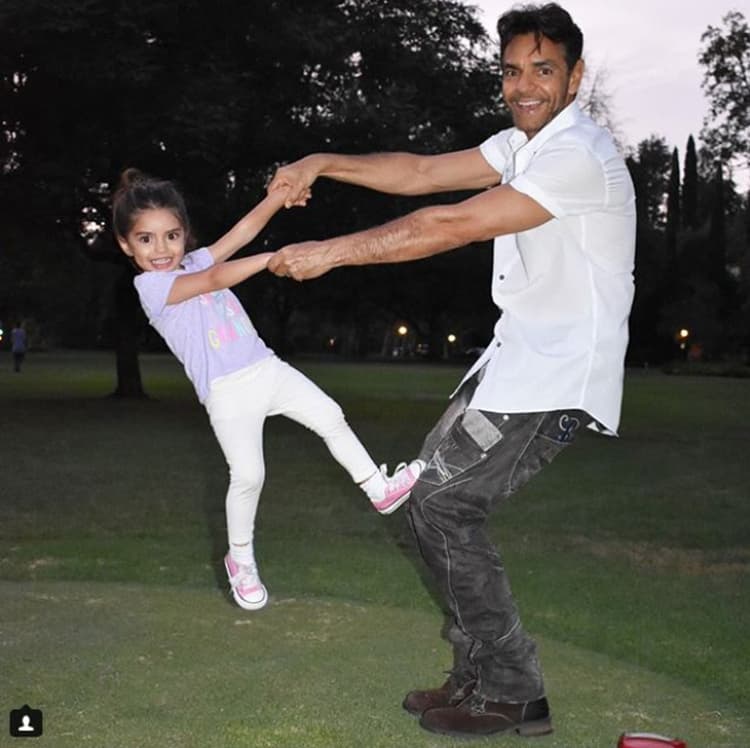 Aitana Derbez sorprende a Eugenio Derbez con su técnica para ganar en el boliche