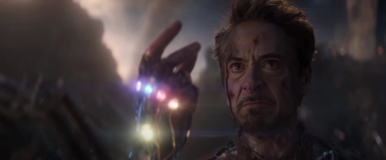 <b>Iron Man</b>
<br>¿En serio Doctor Strange? ¿Acaso era la única posibilidad de vencer a Thanos? Si bien Iron Man con su valiente acción de tronar los dedos salvó a todo el universo, también ocasionó su trágica muerte. Sin lugar a dudas, se trató de un destino heróico para un gran personaje, pero eso no implica que no extrañemos al excéntrico hombre de hierro.