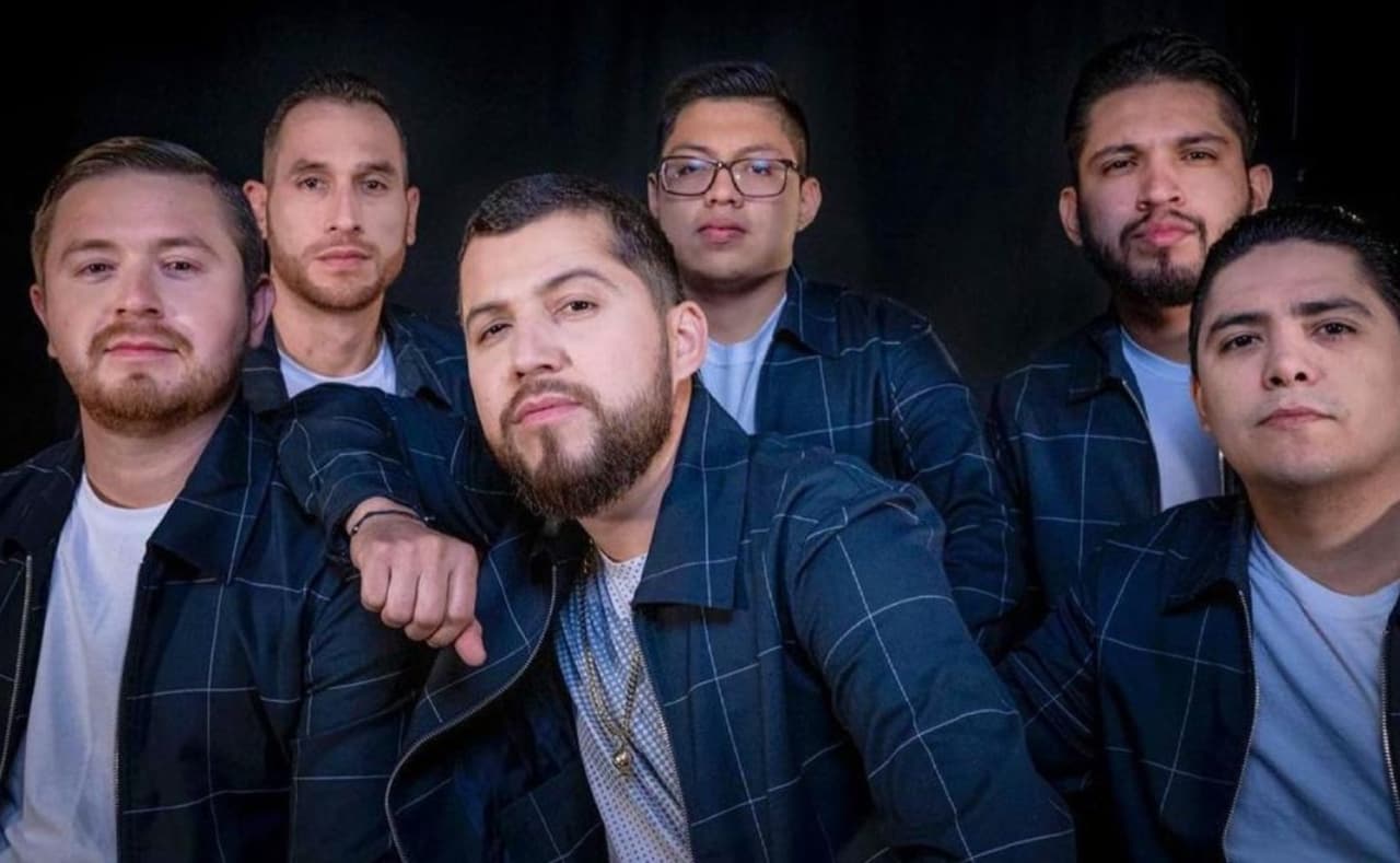 Vocalista de Los Titanes de Durango recibe botellazo en pleno concierto y así responde a sus fans