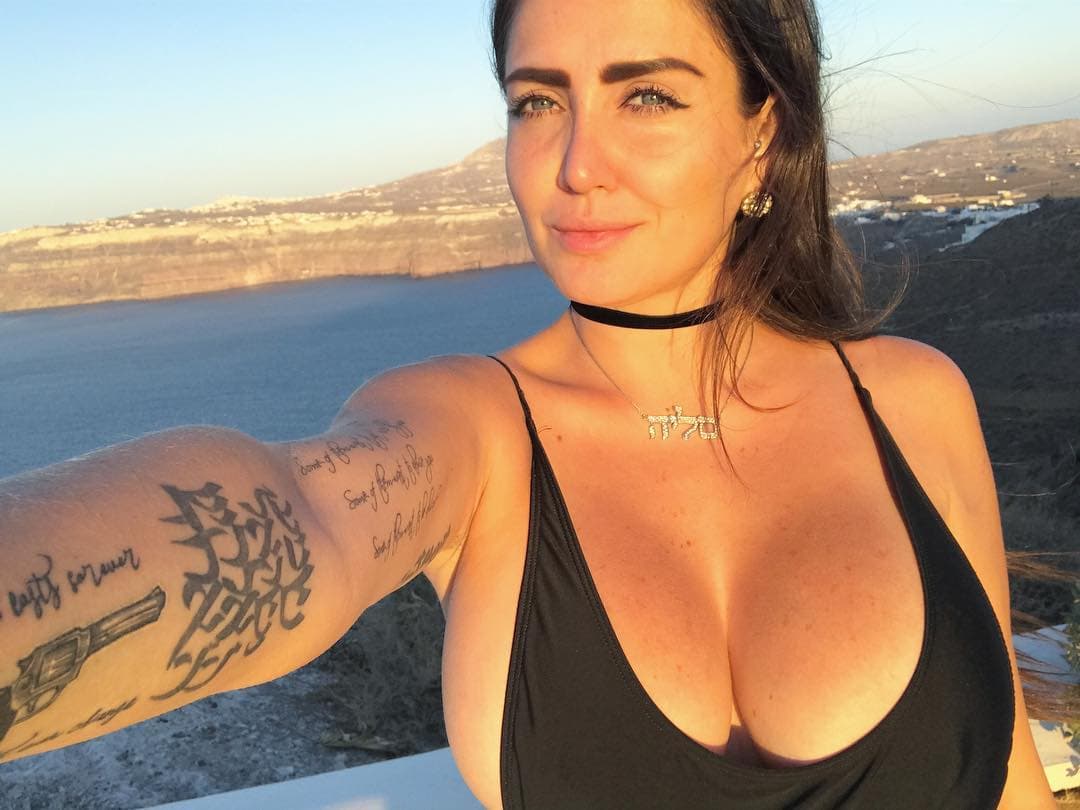 Celia Lora acalora las redes sociales con diminuto bikini