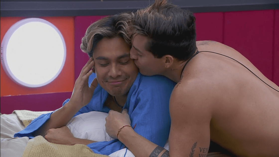 Agustín besa a Ricardo