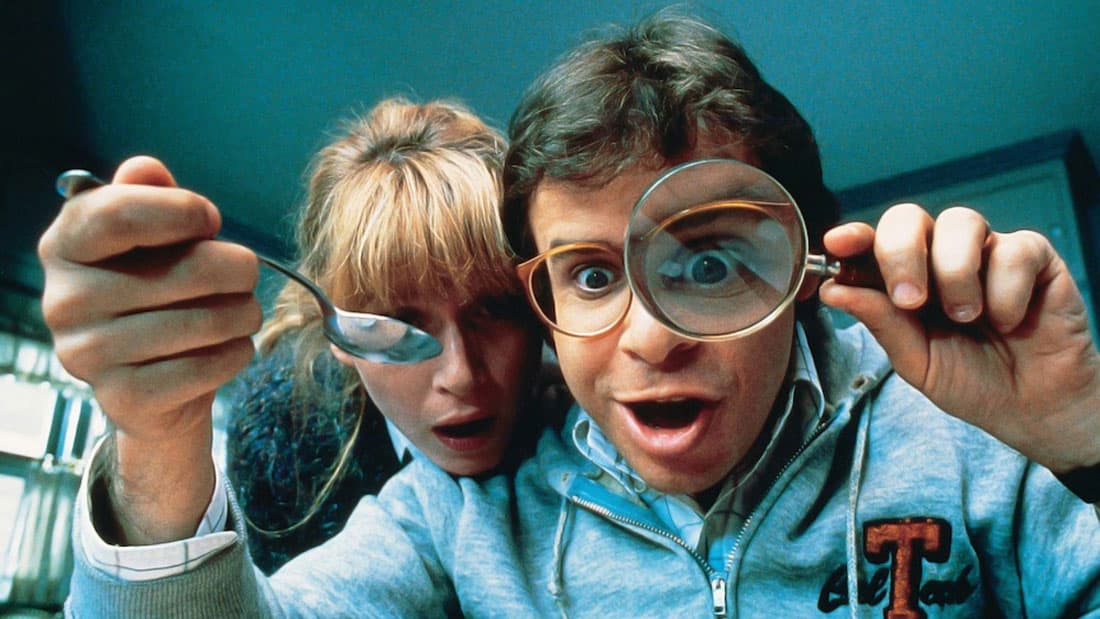 ‘Querida, Encogí a los Niños’. En esta divertida comedia, un inventor ha creado un rayo reductor que cree que no funciona hasta que lo activan sus hijos, quienes terminan del tamaño miniatura perdidos en el jardín.