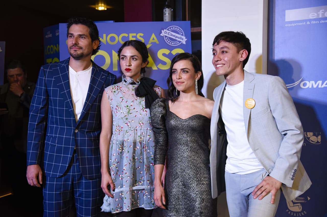 Los actores, encabezados por Alan Estrada, Marcela Guirado y Hoze Meléndez, entre otros, posaron para la lente de los camarógrafos cuando de repente, la atención se dirigió a dos extravagantes personajes que de pronto aparecieron…