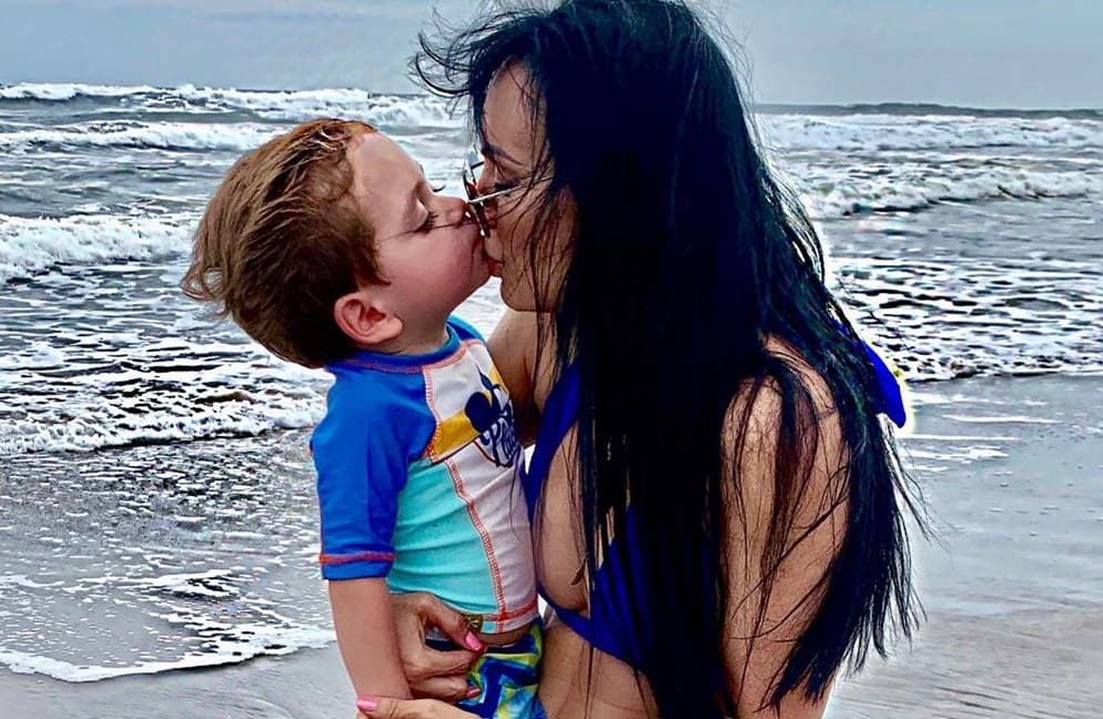 Julián Figueroa defiende a Maribel Guardia tras recibir críticas por supuestamente besar en la boca a su nieto