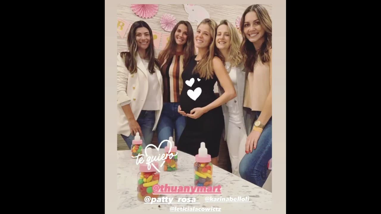 “Gracias por cada detalle, gracias por el cariño y la amistad. Me encantó compartir este momento con ustedes”, precisó la pareja de Adrián Uribe, quien les dedicó una serie de emojis de corazón y caritas con besos.