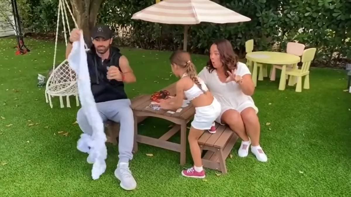 La casa de juegos de Alaïa también tiene un pequeño jardín, el cual tiene un banca de madera y una especie de amaca junto a un árbol.