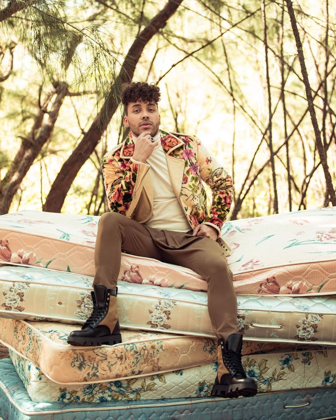 Prince Royce llegará al escenario con su tema ‘Antes que Salga el Sol’, el cual interpreta a dúo con Natti Natasha. ‘El Príncipe de la Bachata’ se encuentra nominado en cuatro categorías, una de ellas es Artista del Año.
