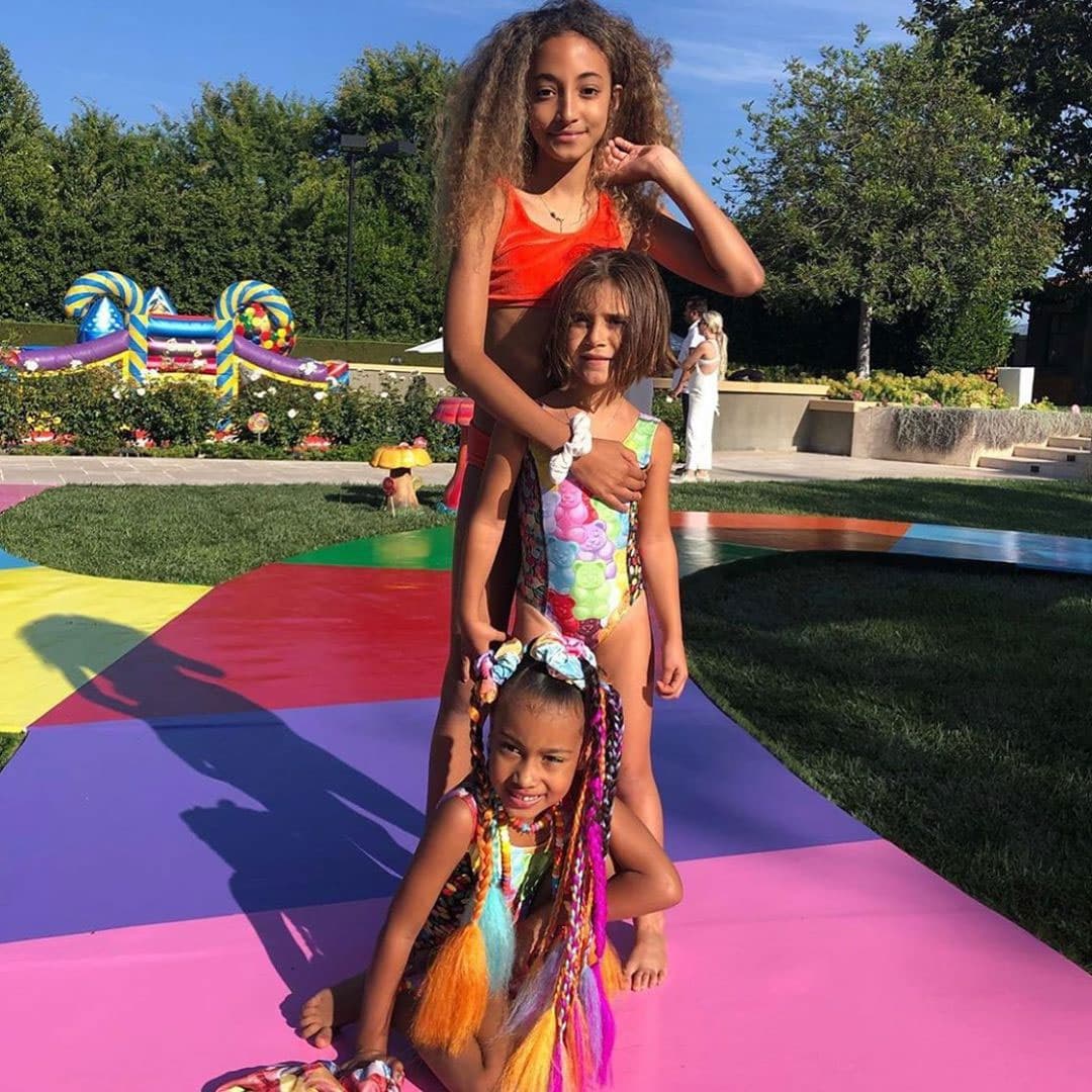 De acuerdo con E! News, North y su prima Penélope, hija de Kourtney Kardashian, fueron honradas con una peculiar fiesta basada en el juego de mesa ‘Candy land’.