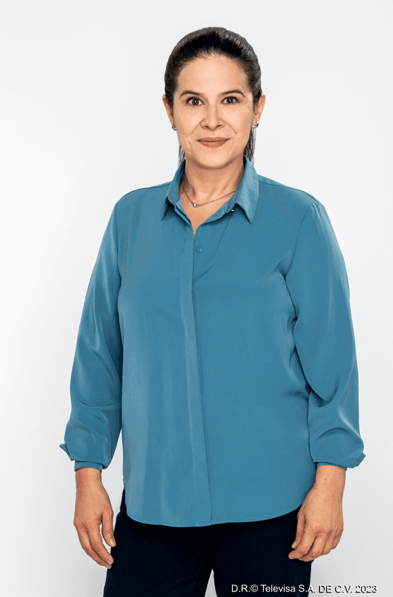 Consuelo (Arcelia Ramírez) es una mujer entregada a la medicina. Es de clase media, al igual que su esposo Cristóbal Gómez y sus hijos adolescentes, Teo e Itzel. Se convierte en la protectora de Marena, casi como una madre, apoyándola en su cambio de identidad, como Leona. Está dispuesta enfrentarse a los retos, a superar las pruebas, pero también a demostrar que las familias pueden mantenerse unidas en medio de la adversidad.