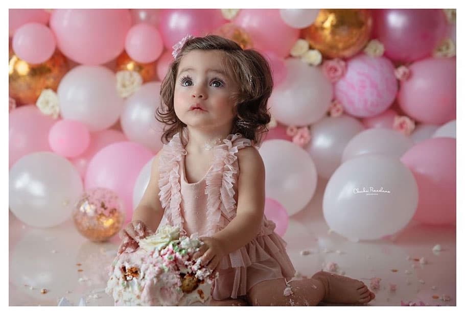 “Hoy es un día muy especial. Quiero detenerme un momento para agradecerles a Dios y a la Virgen la llegada de esta princesa a nuestras vidas, se las pedí tantas veces que hasta pensé que jamás llegaría. Esta princesa ha llegado a consolidar aún más la familia que siempre soñé tener”, expresó la conductora en Instagram.