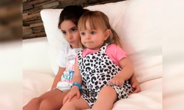 Uno de los más recientes ocurrió cuando Aislinn las exhibió disfrazadas de princesas y disfrutando de una tarde de juegos.