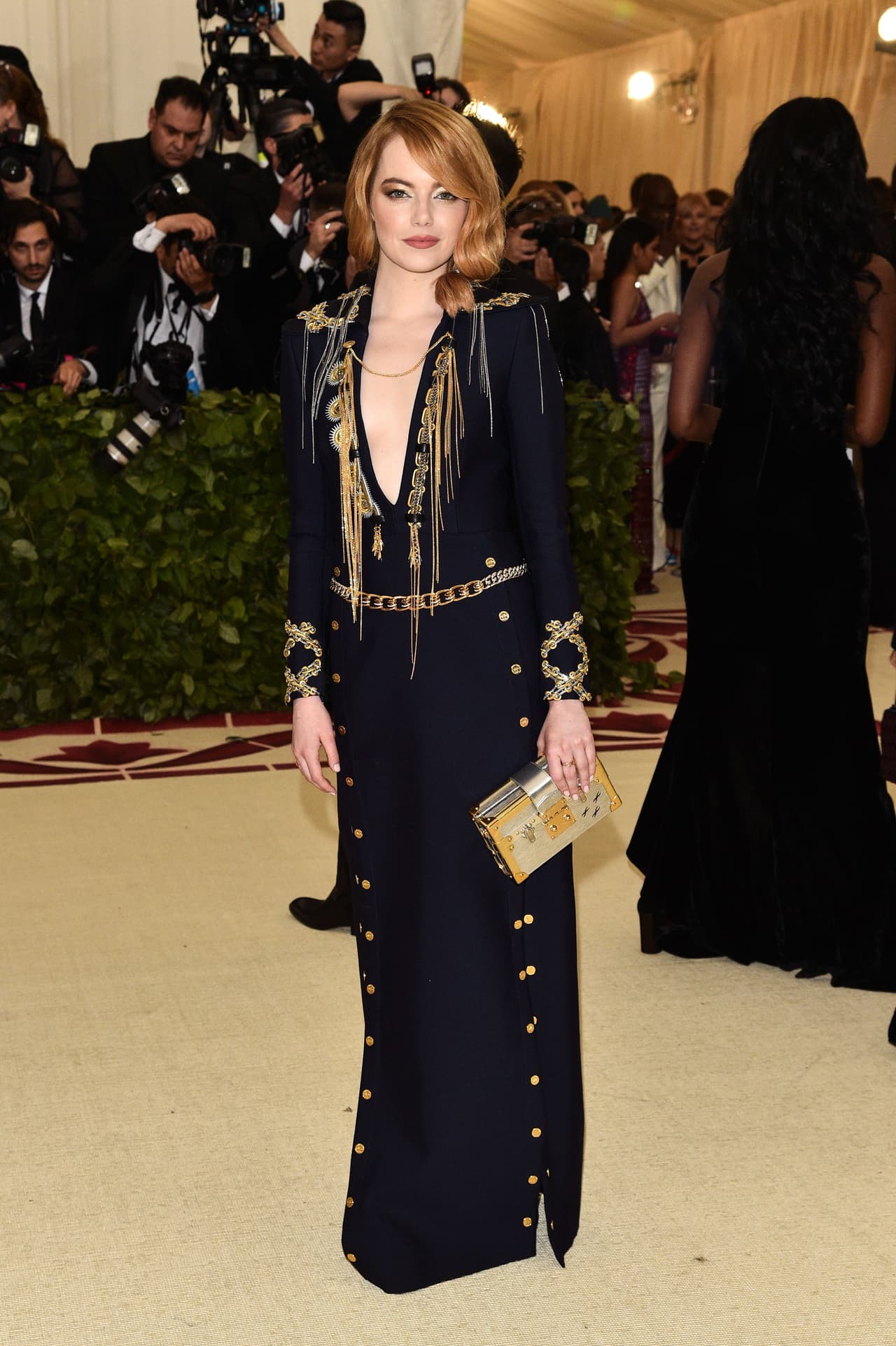 Emma Stone se fue por el clásico negro con dorado.