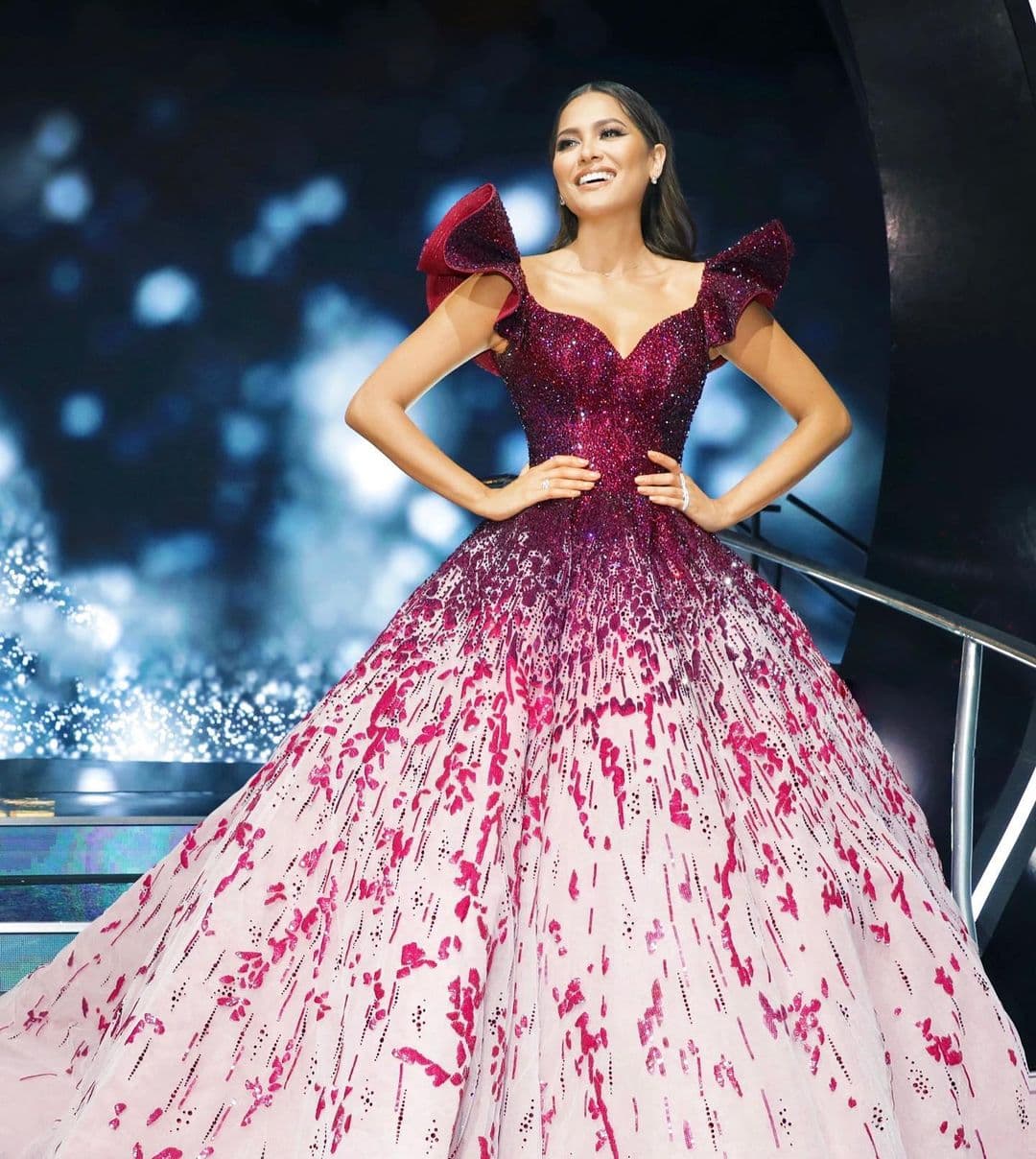 Andrea Meza se despidió el pasado domingo 12 de diciembre de su reinado como Miss Universo y en la gran final impactó con su talento y belleza en el escenario. A continuación, te compartimos sus looks más impactantes.