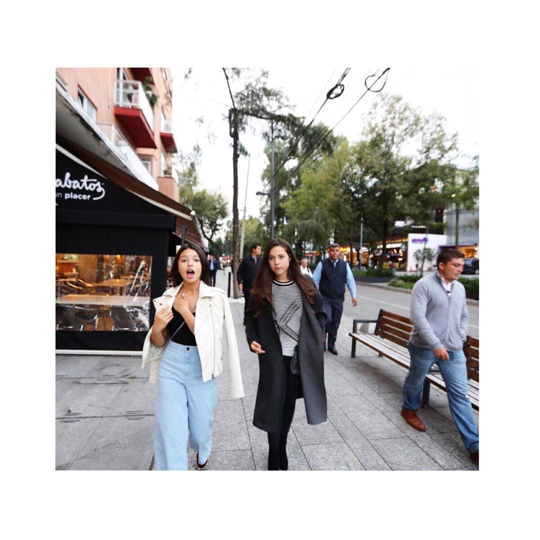 En múltiples ocasiones, Aneliz ha compartido imágenes junto a su hermana y de inmediato reaccionan sus seguidores, quienes señalan lo mucho que se parecen y que ambas son muy bellas.