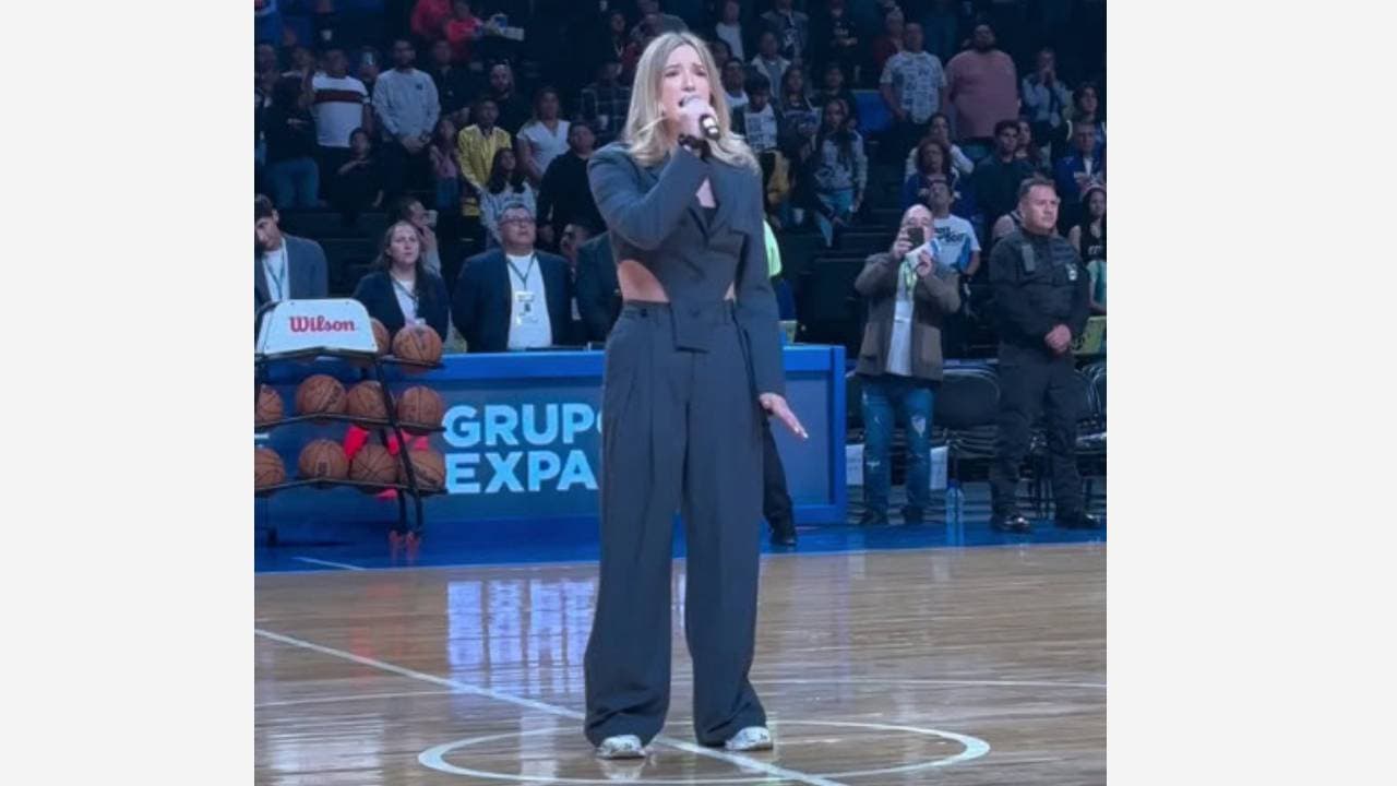 Mía Rubín interpretó el Himno Nacional en un evento de la NBA