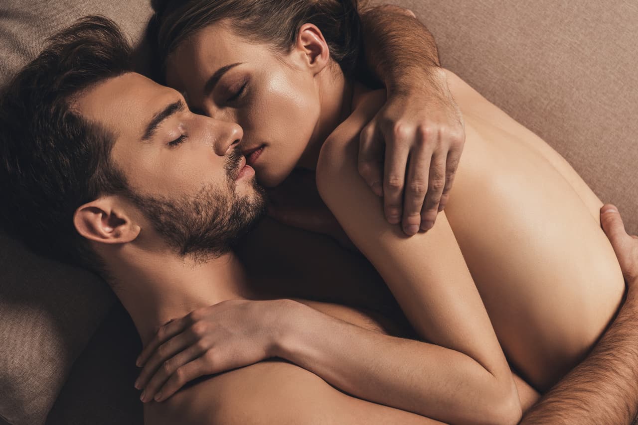 Cinco beneficios de dormir desnuda y... ¡en pareja!