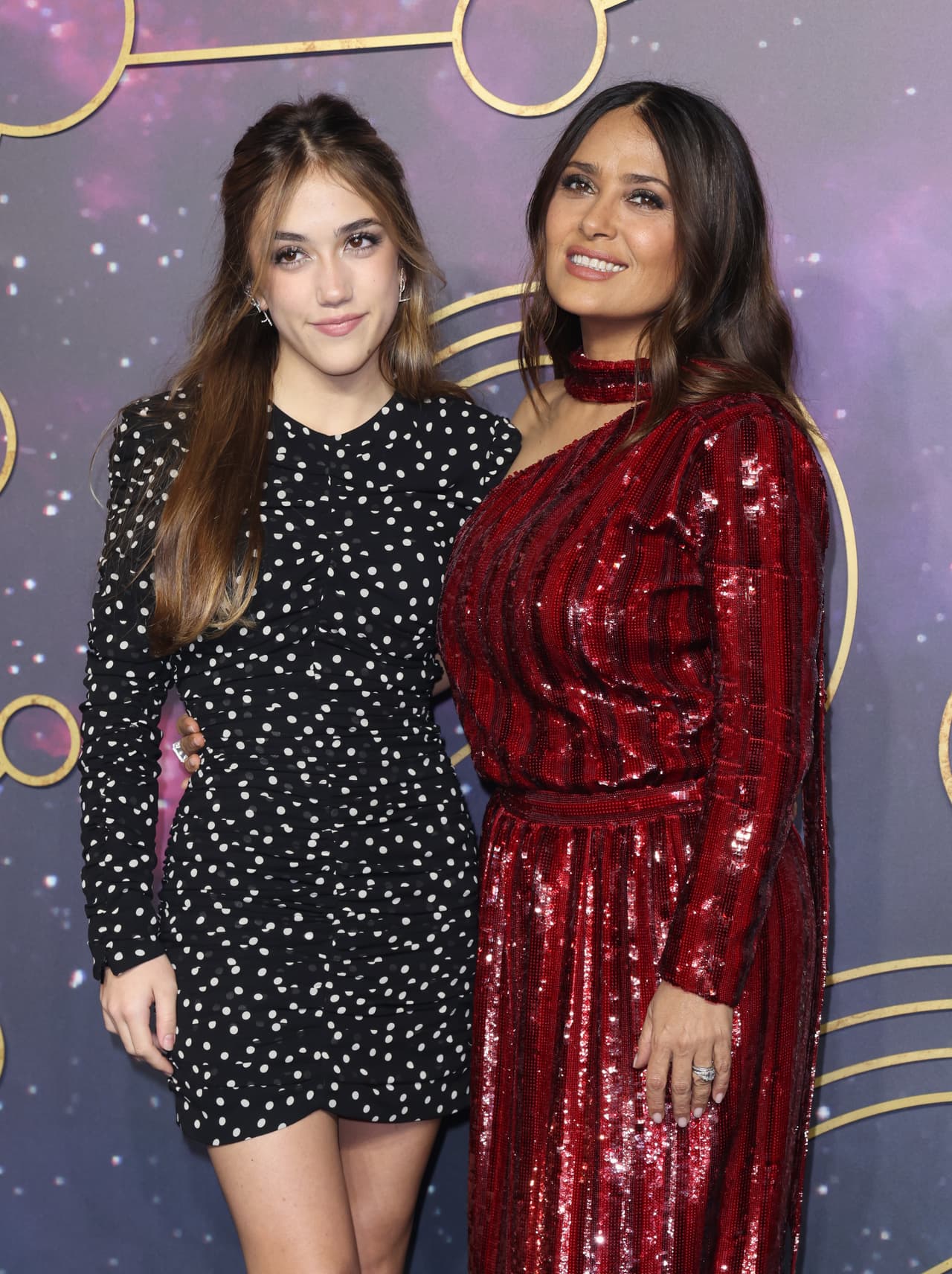Valentina, hija de Salma Hayek, cambia de look y se parece a Shakira en los 2000