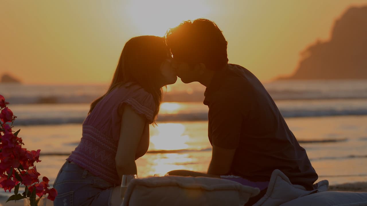 Marena y Gael se dan un tierno beso frente al mar...
