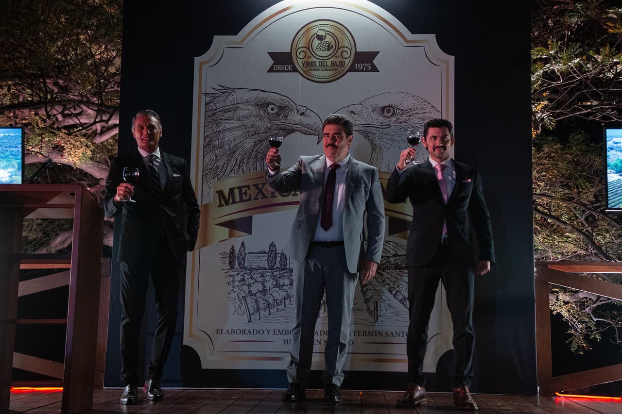 'Tyler' y 'Nachito' presentaron ante sus amigos y empresarios el vino 'Mexican Gringo'.