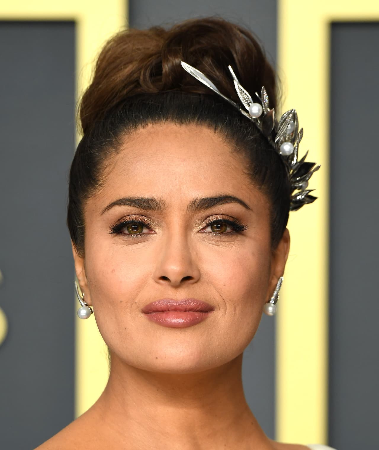 Salma Hayek pasó a la historia en 2003 al ser la primera mexicana nominada al Premio Oscar en la categoría de Mejor Actriz por su trabajo en la película ‘Frida’. La estrella que inició su carrera en las telenovelas de Televisa, ahora espera el próximo estreno de ‘The Eternals’, que forma parte del Universo Cinematográfico de Marvel, una de las franquicias más exitosas de los últimos años.