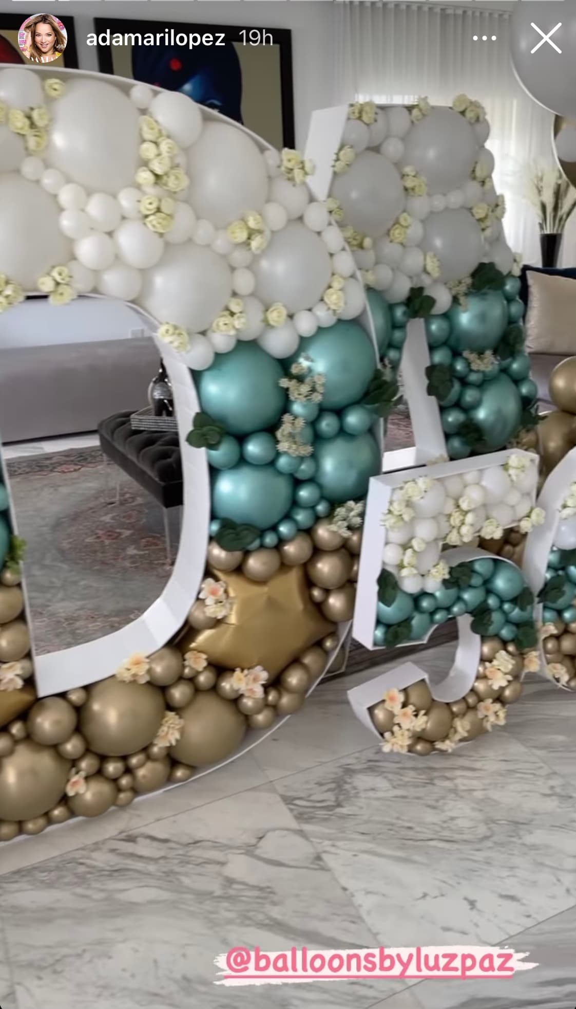 Este arreglo, siguiendo la última tendencia de la decoración para fiestas en los últimos meses, además incluyó dos piezas más que formaron el número 50.