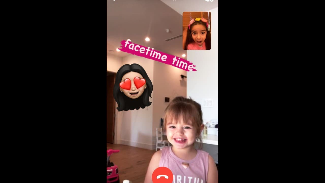 A través de su cuenta oficial de Instagram, la exesposa de Mauricio Ochmann compartió una fotografía en la que se observa a ambas pequeñas muy sonrientes y haciendo muecas mientras platican a la distancia.