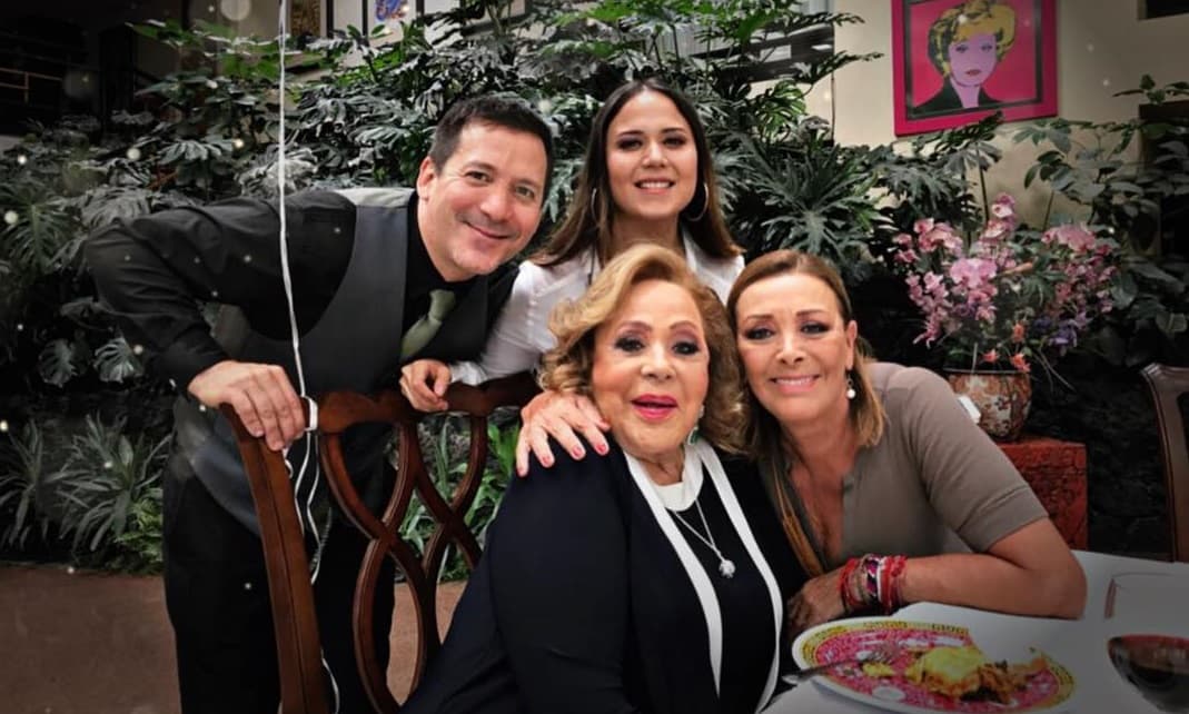 Aunque en diferentes épocas de su vida, Silvia Pinal y Sylvia Pasquel mantuvieron una relación con Fernando Frade con quien, incluso, la madre de Stephanie Salas tuvo una hija que murió a los 2 años en un accidente en la alberca de la casa.