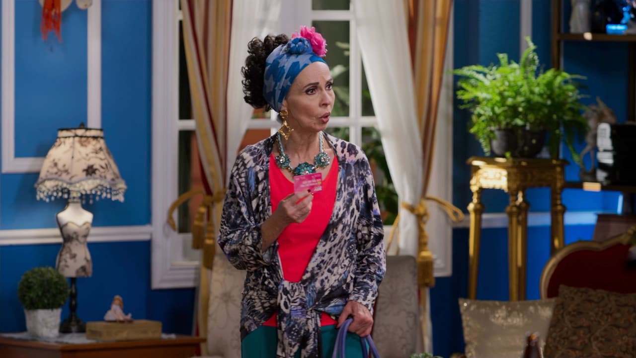 Doña Magda tomó la tarjeta de Alejandra para ir de shopping.