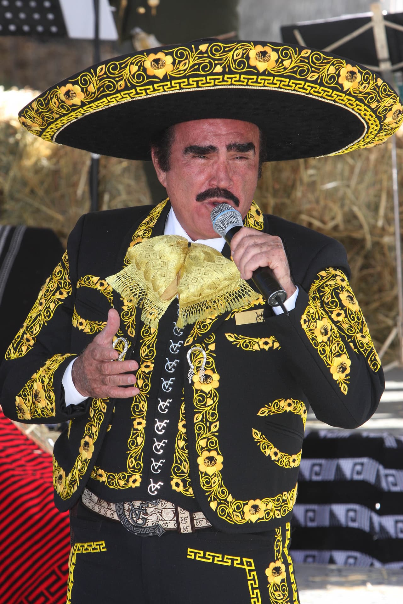 Vicente Fernández: famosos reaccionan estremecidos a la muerte de El charro de Huentitán