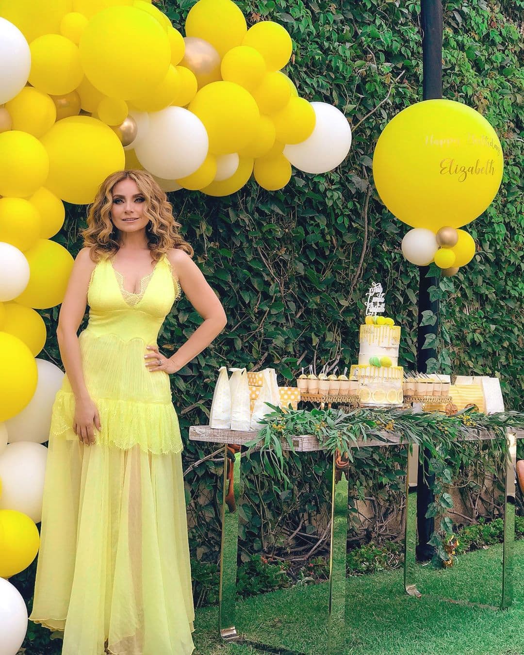 Elizabeth usó un vaporoso vestido con un discreto escote, que además combinó con su pastel y los bocadillos que se sirvieron en el festejo.