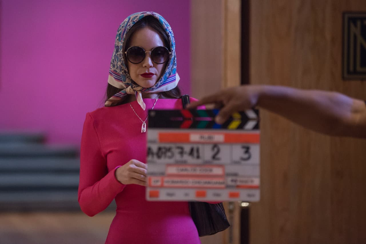 Camila Sodi lista para grabar la escena en la que 'Rubí', queriendo pasar desapercibida, visita a 'Lucas', el zar de la moda.