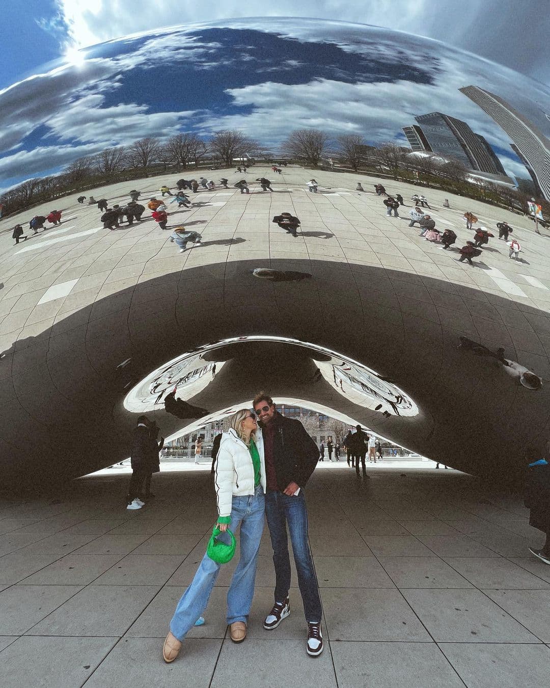 Irina Baeva y Gabriel Soto en la Cloud Gate