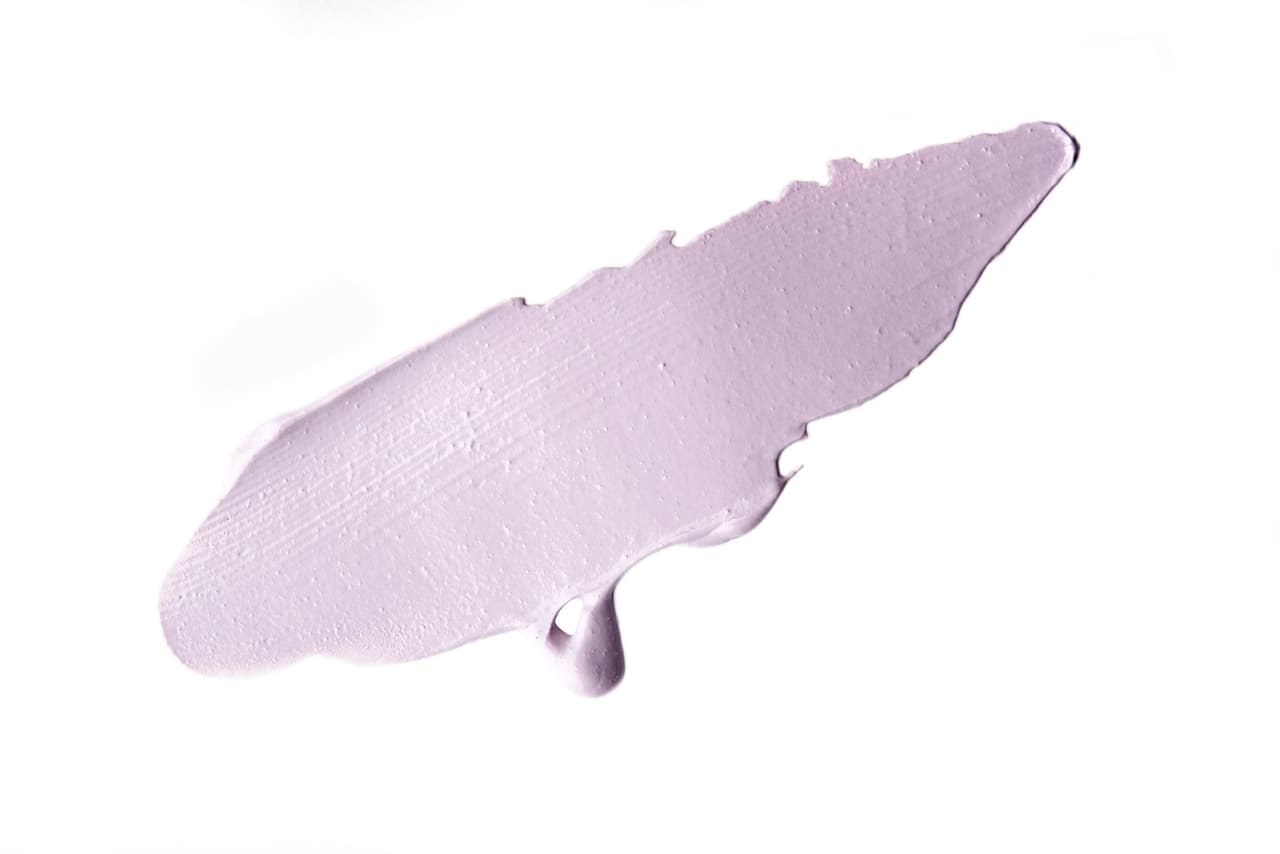 El pre-corrector en color lila o morado ayuda a disimular zonas amarillas en la piel, así como neutralizar la tonalidad amarillenta en la piel.