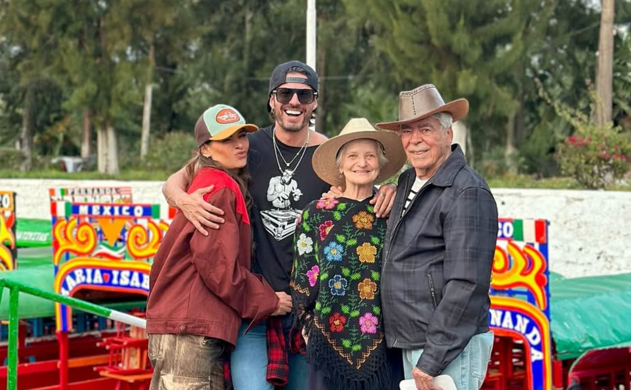 Galilea Montijo presume su buena relación con sus suegros y los lleva de paseo por Xochimilco