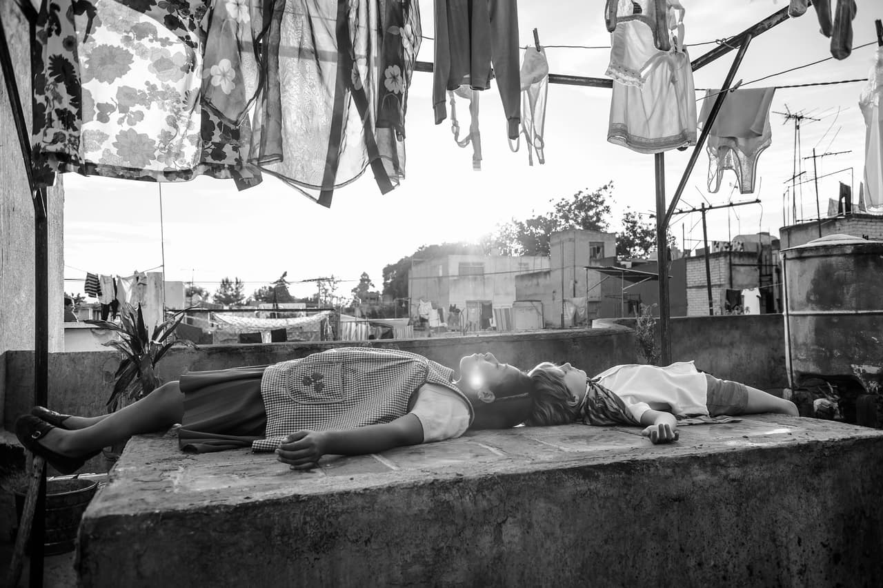 8. Música. El sonido es parte fundamental de la película, así que si prestas atención podrás darte cuenta que en ella se escuchan fragmentos de 'Kalimán', 'Haste haste, la hora de México' y 'Radio variedades’.