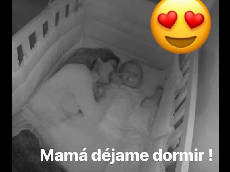 Anahí molesta a su hijo antes de dormir