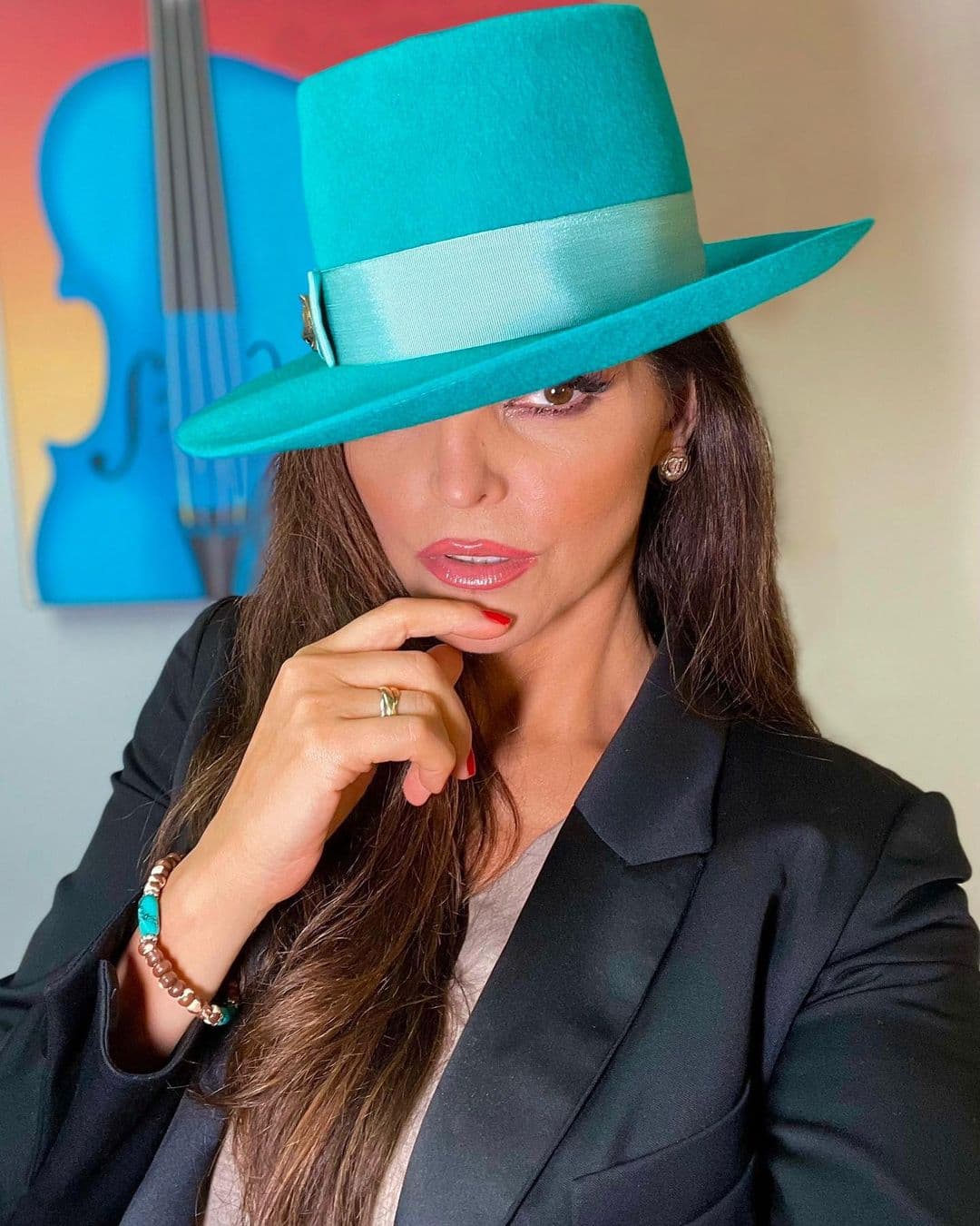 Ana Bárbara pierde su celular y ¡un seguidor se lo devuelve!