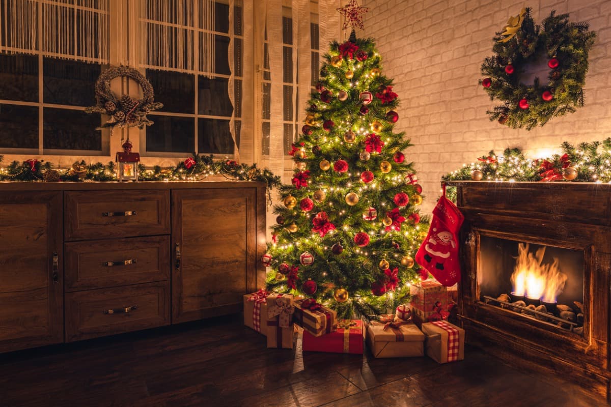 El árbol de Navidad es una decoración obligatoria en la época decembrina