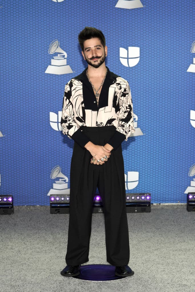 Otra celebridad que también llegó en blanco y negro fue Camilo al lucir un poco más informal con una camisa y pantalón.