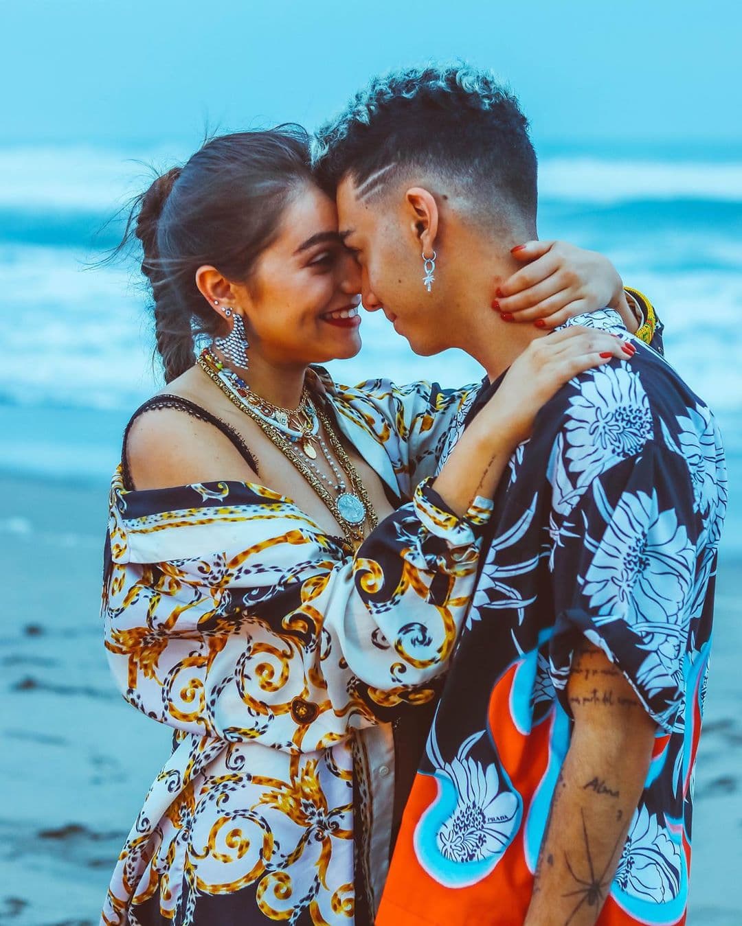 Sofía Castro se convierte en una 'caprichosa' en el video del cantante Saak