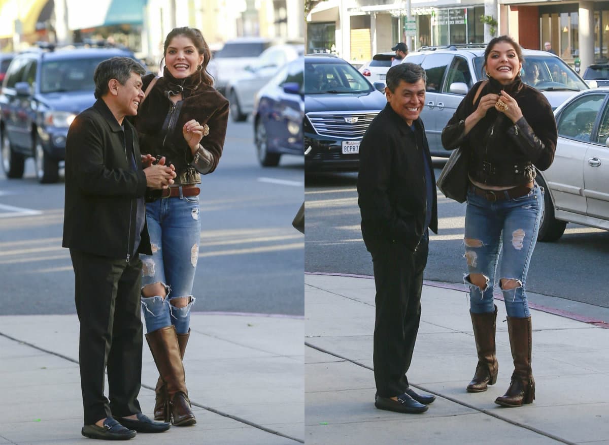 La cantante Ana Bárbara se encontró con el cantautor salvadoreño Álvaro Torres y se puso a cantar sus canciones en plena vía pública