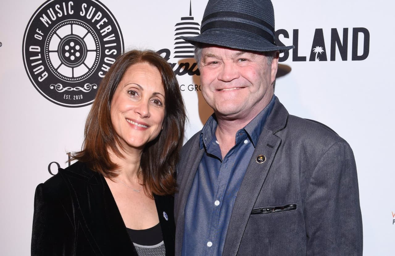 Robin Kaye al lado del cantante Micky Dolenz.