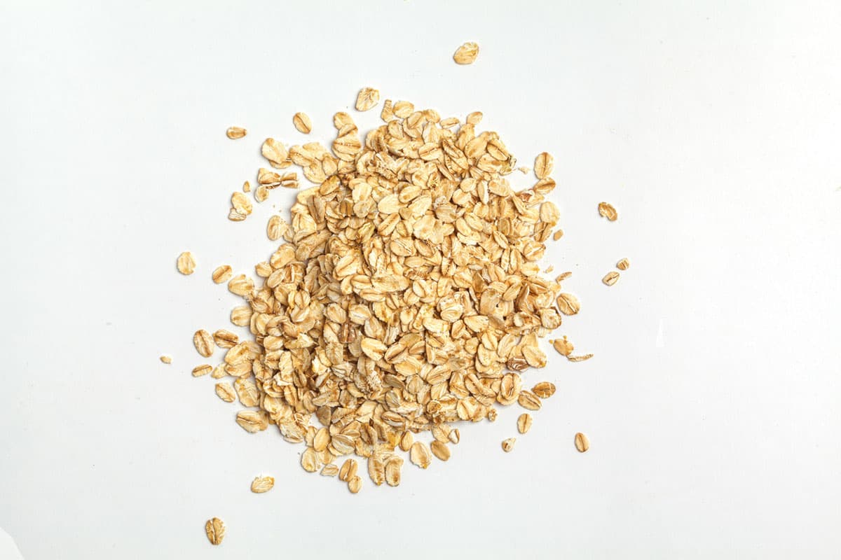Avena. Este alimento es bueno para equilibrar las bacterias del intestino debido a su efecto prebiótico, que mejora el sistema digestivo y reduce la hinchazón.