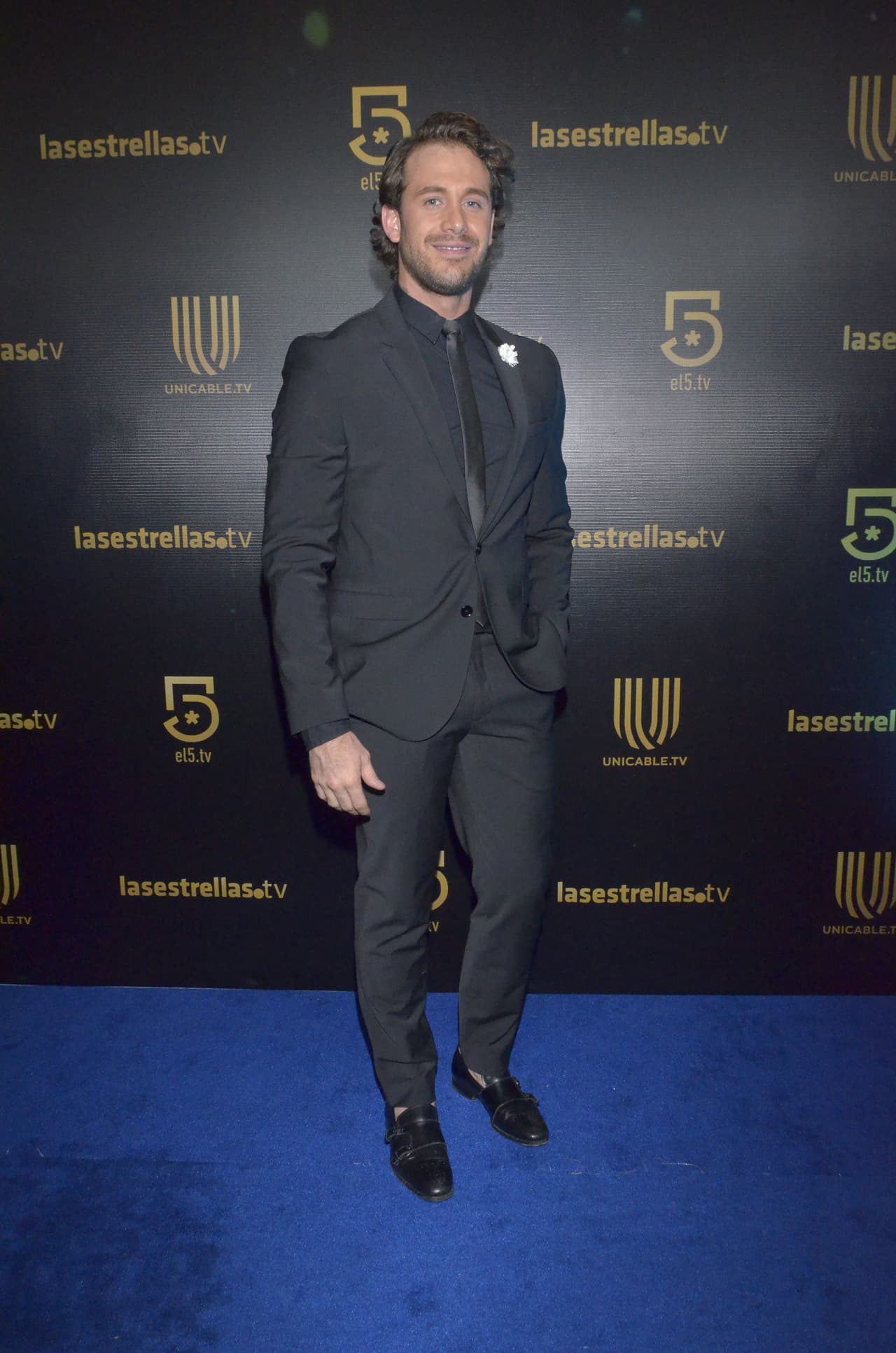 Lambda García, quien aparecerá en 'La Reina soy Yo', brilló en la alfombra azul con un look completamente negro.